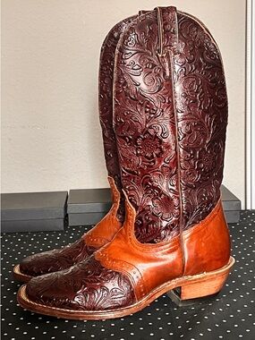 BOULET Men's Embossed Western Boots in Burgundy & Brown. Preowned condition.